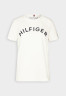 Tommy Hilfiger REG VARSITY EMB C-NK SS Print T-shirt weathered white REG VARSITY EMB C-NK SS Футболка с принтом выветрившийся белый
