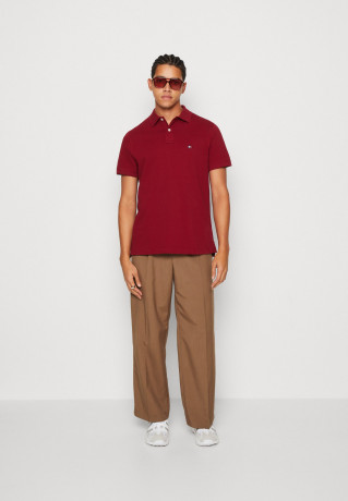 Tommy Hilfiger TOMMY HILFIGER X SHAWN MENDES POLO UNISEX Polo shirt rouge TOMMY HILFIGER X SHAWN MENDES POLO UNISEX Рубашка поло румяна