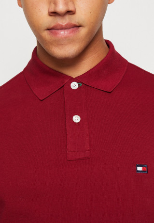 Tommy Hilfiger TOMMY HILFIGER X SHAWN MENDES POLO UNISEX Polo shirt rouge TOMMY HILFIGER X SHAWN MENDES POLO UNISEX Рубашка поло румяна