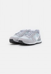 Nike Sportswear INTERNATIONALIST Sneaker low wolf grey/white/pure platinum/black INTERNATIONALIST Низкие кроссовки женские волчий серый/белый/чистая платина/черный