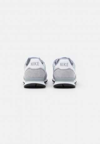 Nike Sportswear INTERNATIONALIST Sneaker low wolf grey/white/pure platinum/black INTERNATIONALIST Низкие кроссовки женские волчий серый/белый/чистая платина/черный
