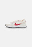 Nike Sportswear WAFFLE ONE Sneaker low sail/gym red/pearl white/black/white WAFFLE ONE кроссовки женские низкие парус/спортзал красный/жемчужно-белый/черный/белый