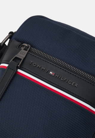 Tommy Hilfiger 1985 MINI REPORTER UNISEX Across body bag desert sky 1985 MINI REPORTER UNISEX — Сумка через плечо небо пустыни