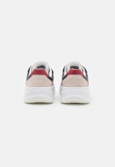 Tommy Hilfiger CHUNKY EMBOSSED RUNNER Trainers space blue CHUNKY EMBOSSED RUNNER Кроссовки космический синий