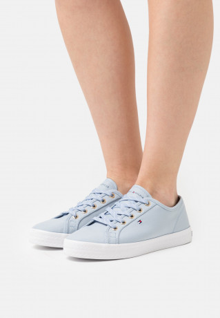 Tommy Hilfiger ESSENTIAL Trainers breezy blue ESSENTIAL Кроссовки свежий синий