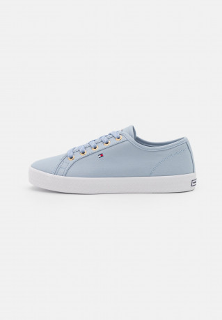 Tommy Hilfiger ESSENTIAL Trainers breezy blue ESSENTIAL Кроссовки свежий синий