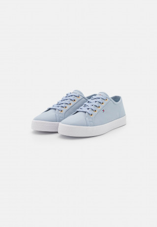 Tommy Hilfiger ESSENTIAL Trainers breezy blue ESSENTIAL Кроссовки свежий синий