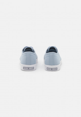 Tommy Hilfiger ESSENTIAL Trainers breezy blue ESSENTIAL Кроссовки свежий синий