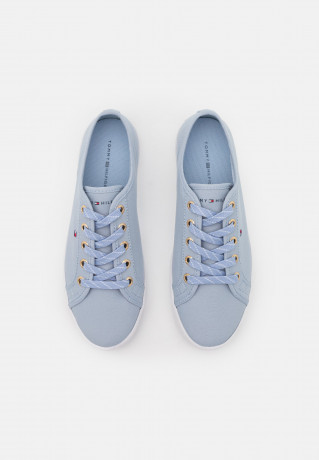 Tommy Hilfiger ESSENTIAL Trainers breezy blue ESSENTIAL Кроссовки свежий синий