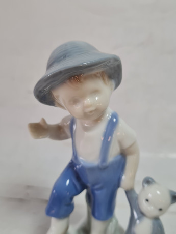 Статуэтка винтажная Lladro "Мальчик с медвежонком", фарфор, 12 x 6 см, Испания, 1960-70гг.