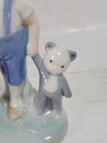 Статуэтка винтажная Lladro "Мальчик с медвежонком", фарфор, 12 x 6 см, Испания, 1960-70гг.