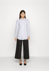 Tommy Hilfiger MONOGRAM REGULAR Button-down blouse optic white MONOGRAM REGULAR Блузка на пуговицах оптический белый