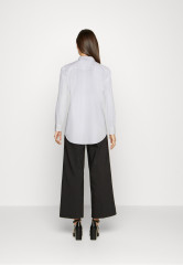 Tommy Hilfiger MONOGRAM REGULAR Button-down blouse optic white MONOGRAM REGULAR Блузка на пуговицах оптический белый