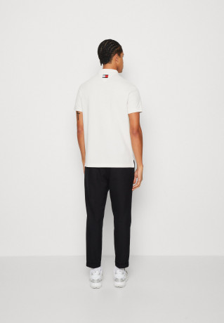 Tommy Hilfiger TOMMY HILFIGER X SHAWN MENDES POLO UNISEX Polo shirt weathered white TOMMY HILFIGER X SHAWN MENDES POLO UNISEX Рубашка поло выветрившийся белый