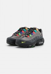 Nike Sportswear AIR MAX 95 Sneaker low light charcoal/university red/black AIR MAX 95 низкие кроссовки женские светло-угольный/университетский красный/черный