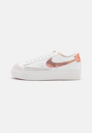 Nike Sportswear BLAZER LOW PLATFORM Sneaker low summit white/arctic orange/canyon rust/phantom BLAZER LOW PLATFORM Низкие кроссовки женские вершинный белый/арктический оранжевый/каньон ржавчины/фантом