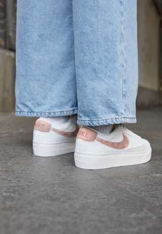 Nike Sportswear BLAZER LOW PLATFORM Sneaker low summit white/arctic orange/canyon rust/phantom BLAZER LOW PLATFORM Низкие кроссовки женские вершинный белый/арктический оранжевый/каньон ржавчины/фантом