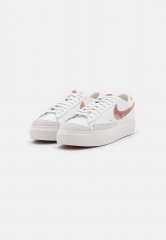 Nike Sportswear BLAZER LOW PLATFORM Sneaker low summit white/arctic orange/canyon rust/phantom BLAZER LOW PLATFORM Низкие кроссовки женские вершинный белый/арктический оранжевый/каньон ржавчины/фантом