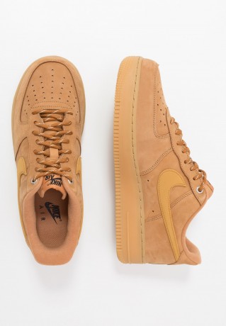 Nike Sportswear AIR FORCE 1 #x27;07 Sneaker low flax/wheat/light brown/black/team gold AIR FORCE 1 #x27;07 Низкие кроссовки женские лен/пшеница/светло-коричневый/черный/золотая команда
