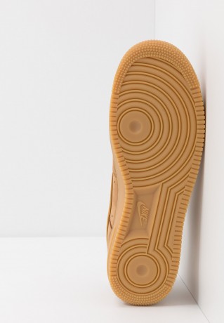 Nike Sportswear AIR FORCE 1 #x27;07 Sneaker low flax/wheat/light brown/black/team gold AIR FORCE 1 #x27;07 Низкие кроссовки женские лен/пшеница/светло-коричневый/черный/золотая команда