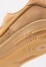 Nike Sportswear AIR FORCE 1 #x27;07 Sneaker low flax/wheat/light brown/black/team gold AIR FORCE 1 #x27;07 Низкие кроссовки женские лен/пшеница/светло-коричневый/черный/золотая команда