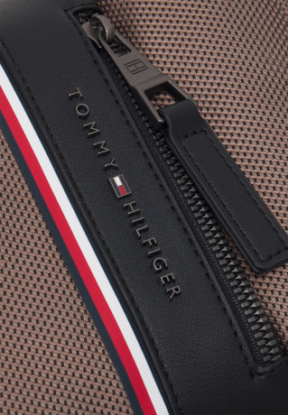 Tommy Hilfiger 1985 MINI REPORTER UNISEX Across body bag city taupe 1985 MINI REPORTER UNISEX — Сумка через плечо город серо-коричневый