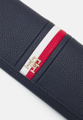 Tommy Hilfiger EMBLEM LARGE FLAP CORP Wallet space blue EMBLEM LARGE FLAP CORP Бумажник космический синий