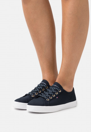 Tommy Hilfiger ESSENTIAL Trainers desert sky ESSENTIAL Кроссовки небо пустыни