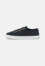 Tommy Hilfiger ESSENTIAL Trainers desert sky ESSENTIAL Кроссовки небо пустыни