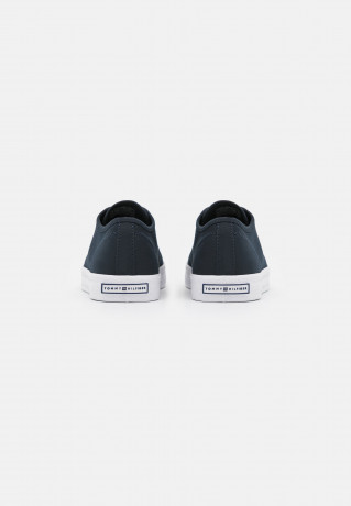 Tommy Hilfiger ESSENTIAL Trainers desert sky ESSENTIAL Кроссовки небо пустыни