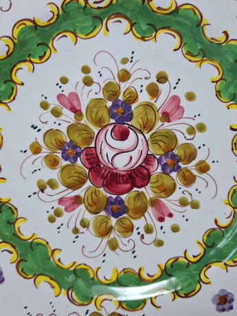 Тарелка винтажная декоративная Im Stil von Italy с округлым цветочным декором, в зеленовато-красных тонах, с фигурным краем, керамика, ручная роспись, 25.5 см, Италия, 1960-70гг.