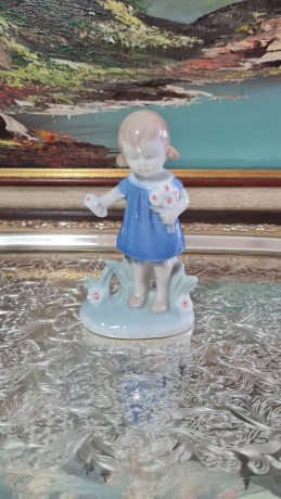 Статуэтка винтажная Lladro "Девочка с букетом цветов", фарфор, 12 x 7 см, Испания, 1960-70гг.