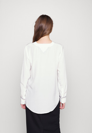 Tommy Hilfiger SOLID V NECK  Blouse ecru ТВЕРДАЯ БЛУЗА С V-ОБРАЗНЫМ ВЫРЕЗОМ экрю