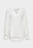 Tommy Hilfiger SOLID V NECK  Blouse ecru ТВЕРДАЯ БЛУЗА С V-ОБРАЗНЫМ ВЫРЕЗОМ экрю