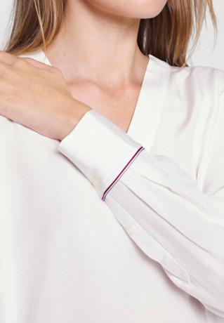 Tommy Hilfiger SOLID V NECK  Blouse ecru ТВЕРДАЯ БЛУЗА С V-ОБРАЗНЫМ ВЫРЕЗОМ экрю