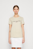 Tommy Hilfiger REGULAR TEE  Print T-shirt light sandalwood REGULAR TEE Футболка с принтом светлое сандаловое дерево