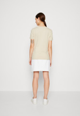Tommy Hilfiger REGULAR TEE  Print T-shirt light sandalwood REGULAR TEE Футболка с принтом светлое сандаловое дерево