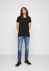 Tommy Hilfiger TOMMY HILFIGER X SHAWN MENDES THE SHAWN TEE UNISEX Basic T-shirt black TOMMY HILFIGER X SHAWN MENDES THE SHAWN TEE UNISEX Базовая футболка черный