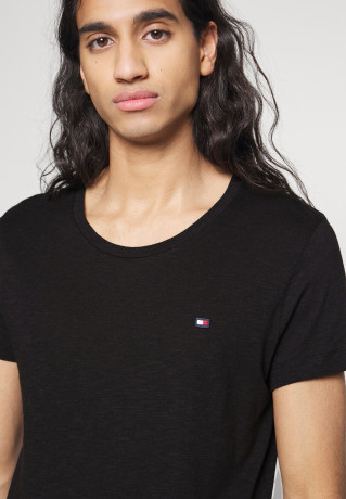 Tommy Hilfiger TOMMY HILFIGER X SHAWN MENDES THE SHAWN TEE UNISEX Basic T-shirt black TOMMY HILFIGER X SHAWN MENDES THE SHAWN TEE UNISEX Базовая футболка черный