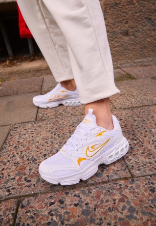 Nike Sportswear W ZOOM AIR FIRE SNKR Sneaker low white/university gold W ZOOM AIR FIRE SNKR кроссовки женские низкие белый/университетское золото