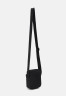 Tommy Hilfiger SKYLINE MINI REPORTER UNISEX Across body bag black SKYLINE MINI REPORTER UNISEX Сумка через плечо черный