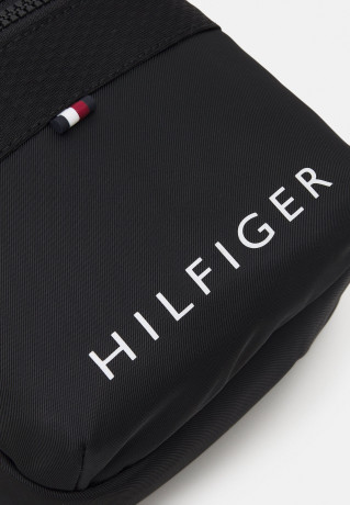 Tommy Hilfiger SKYLINE MINI REPORTER UNISEX Across body bag black SKYLINE MINI REPORTER UNISEX Сумка через плечо черный