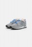 Nike Sportswear DBREAK TYPE SE GEL UNISEX Sneaker low smoke grey/racer blue DBREAK TYPE SE GEL UNISEX Низкие кроссовки женские дымчато-серый/гоночный синий