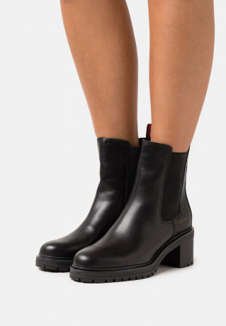 Tommy Hilfiger OUTDOOR CHELSEA MID HEEL BOOT Classic ankle boots black OUTDOOR CHELSEA MID HEEL BOOT Классические ботильоны черный