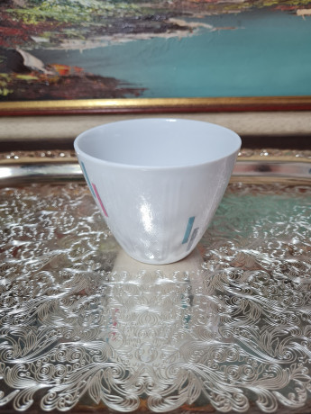 Кофейная чашка винтажная Mitterteich Bavaria, белый фарфор с красочным декором, 10,5 x 7 см, Германия, 1960-70гг.