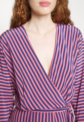 Tommy Hilfiger BANDANA WRAP KNEE DRESS Day dress pink/blue ink ПЛАТЬЕ-БАНДАНА С ЗАПАХОМ НА КОЛЕНА Повседневное платье розовые/синие чернила