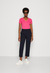 Tommy Hilfiger TAPERED PUNTO PANT Trousers desert sky ЗАУЖЕННЫЕ БРЮКИ PUNTO Брюки небо пустыни