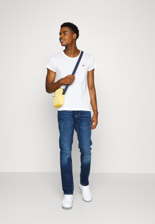 Tommy Hilfiger TOMMY HILFIGER X SHAWN MENDES THE SHAWN TEE UNISEX Basic T-shirt white TOMMY HILFIGER X SHAWN MENDES THE SHAWN TEE UNISEX Базовая футболка белый