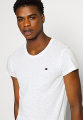 Tommy Hilfiger TOMMY HILFIGER X SHAWN MENDES THE SHAWN TEE UNISEX Basic T-shirt white TOMMY HILFIGER X SHAWN MENDES THE SHAWN TEE UNISEX Базовая футболка белый