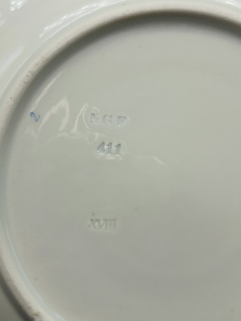 Тарелка винтажная N.G.F с растительным узором по краю, фарфор, 24 см, Германия, конец XVIII - нач. XIX вв.